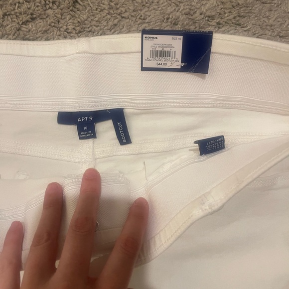 NWT BOOTCUT WHITE JEANS - Picture 2 of 4